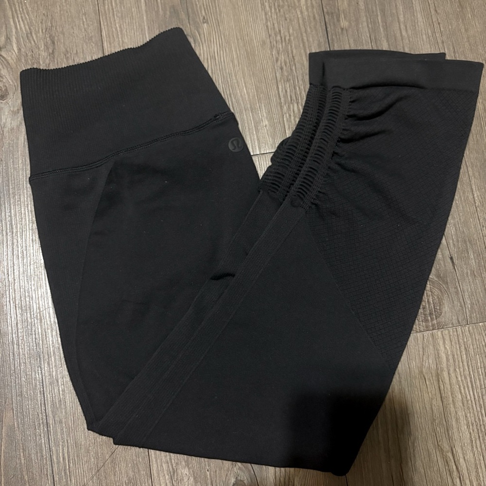 LULULEMON - Capri Black Leggings